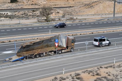 El camión que transportaba cinco elefantes y ha volcado hoy en la A-30, a su paso por Pozo Cañada (Albacete). 