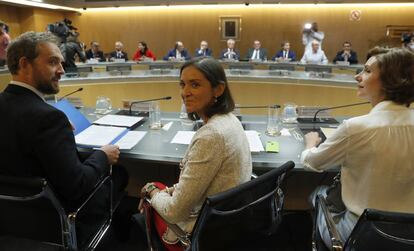 La ministra de Industria, Reyes Maroto, junto a la secretaria de Estado de Turismo, Isabel Oliver  durante su reunión con los consejeros de turismo de Canarias, Baleares, Andalucía, Valencia y Cataluña