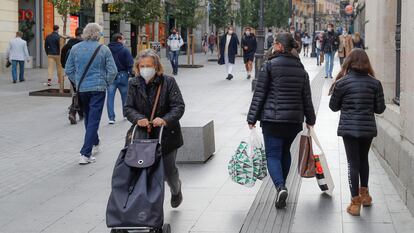 Peatones en los alrededores de la Puerta del Sol de Madrid el sábado de la semana pasada.