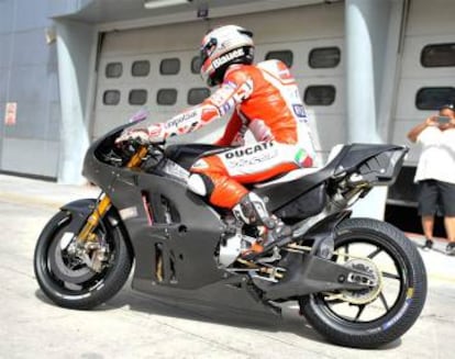 Michele Pirro, en Sepang, con la Ducati que puso en pista este mi&eacute;rcoles.