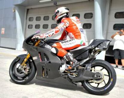 Michele Pirro, en Sepang, con la Ducati que puso en pista este miércoles.