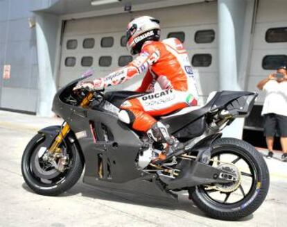 Michele Pirro, en Sepang, con la Ducati que puso en pista este mi&eacute;rcoles.