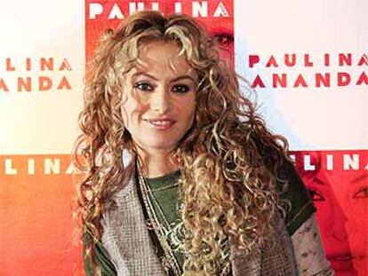 Paulina Rubio, tras recibir en Madrid el disco de platino por la venta de más de 80.000 ejemplares de su disco <i>Ananda</i> en sólo una semana.