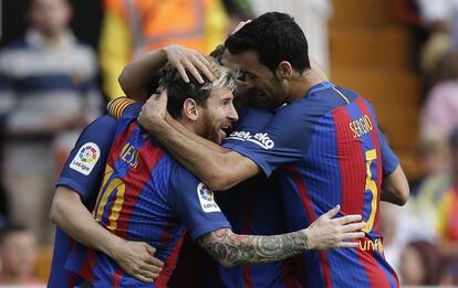 Messi (izquierda) del FC Barcelona celebra junto con sus compañeros el gol frente al Valencia.