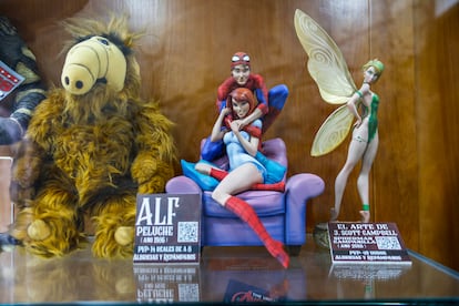 Varias figuras de personajes de animación en las vitrinas de la tienda de cómics Akira, en Madrid.