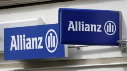 Logo de Allianz en un edificio de París, Francia.