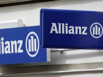 Logo de Allianz en un edificio de París, Francia.