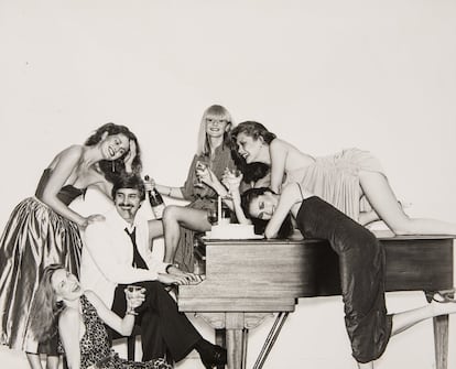 John Casablancas, al piano, en una fiesta a principios de los ochenta.