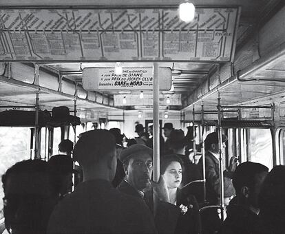 'Metro en superficie' (1939). Imagen tomada por Ronis de la que contó que el rostro de la mujer "era la única mancha clara del conjunto", que se iluminó en algún momento por el sol.