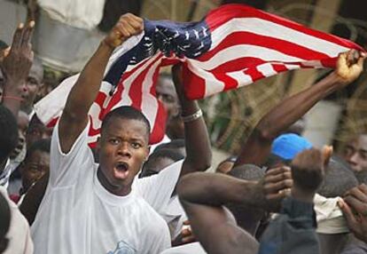 Cientos de liberianos pedían ayer la salida del presidente Taylor ante la Embajada de EE UU en Monrovia.