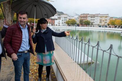 GRAF3226. PEGALAJAR (JAÉN), 21/11/2018.- La candidata de Adelante Andalucía a la Presidencia de la Junta, Teresa Rodríguez, y el cabeza de lista de Adelante Andalucía por Sevilla, Antonio Maíllo, durante una visita a la localidad de Pegalajar (Jaén), donde ha propuesto aprobar una 