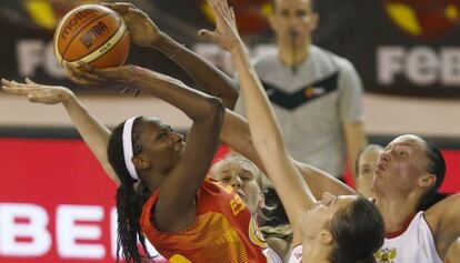 Astou N'Dour lanza a canasta