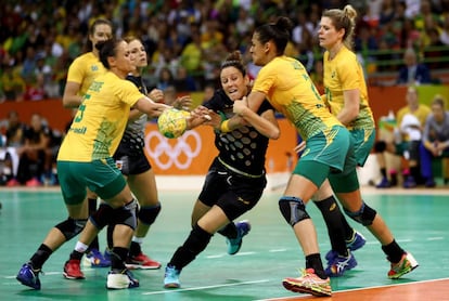 Brasileiras tentam barrar a jogadora espanhola Macarena Aguilar durante a fase classificatória do handebol. Espanholas ganharam por 29 a 24.