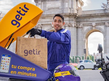 Un repartidor de Getir en la puerta de Alcalá de Madrid.