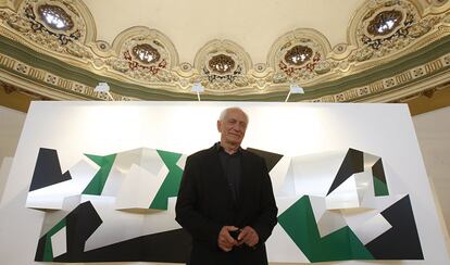 Juan Serrano posaba ayer ante su mural de la serie <b><i>Ópticas</b></i> en el Casino de la Exposición de Sevilla.