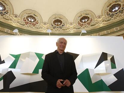 Juan Serrano posaba ayer ante su mural de la serie <b><i>Ópticas</b></i> en el Casino de la Exposición de Sevilla.