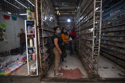 México ha registrado este martes 141 muertes y 2.785 casos de coronavirus. En la imagen, dos mujeres compran películas en un puesto del barrio capitalino de Tepito.