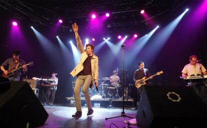 El cantante Nic Offer y su banda Chk Chk Chk, durante la actuación de ayer en la sala La Riviera.