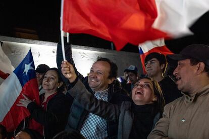 Seguidores del Partido Republicano celebran su triunfo en las elecciones por el proceso constituyente.