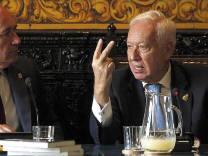 Garc&iacute;a-Margallo (derecha) conversa con el alcalde de Algeciras, este martes.