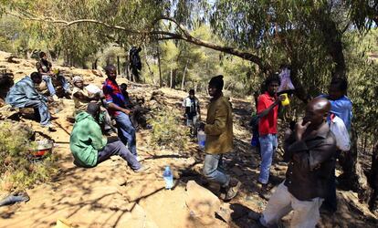 Un grupo de inmigrantes en los alrededores de la frontera con Melilla.