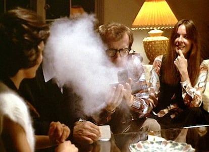 <p>La nube de cocaína que provoca el inoportuno estornudo de Alvy (personaje interpretado por Woody Allen) cuando sus amigos le pasan un lata con esta droga no estaba planeada. Las risas de Diane Keaton y el resto de sus compañeros son reales y espontáneas. La accidentada escena hizo tanta gracia al público durante los pases de prueba que Allen decidió mantenerla en el montaje original y hacer de su estornudo uno de los más recordados de la película, estrenada en 1977. <p><a href="https://www.youtube.com/watch?v=7k6GqVWWLNs" target="_blank">Aquí</a> el estornudo de Allen.</p>