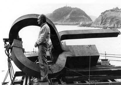 Eduardo Chillida, en la instalación de su escultura 'El peine del viento' en la bahía de la Concha en 1977.