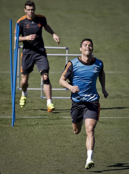 os jugadores del Real Madrid, el delantero portugués Cristiano Ronaldo (d) y el centrocampista galés Gareth Bale (i), durante el entrenamiento que ha realizado la plantilla en la Ciudad Deportiva de Valdebebas.