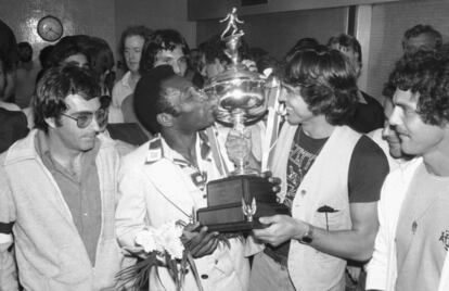Pelé tiene problemas para caminar por dolencias en la cadera y ha estado hospitalizado varias veces en los últimos años. En la imagen, el jugador del New York Cosmo Pelé (segundo por la izquierda) besa el trofeo sujetado por el capitán del equipo, Werner Rothdel, al regresar al aeropuerto Kennedy tras ganar el Campeonato de la Liga de fútbol, en 1977.