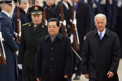 El presidente de China es recibido por Joe Biden a su llegada a Washington.