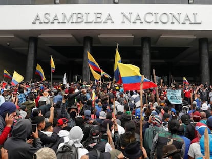 Manifestantes na Assembleia Nacional do Equador, em Quito. 