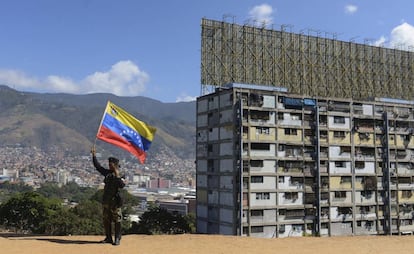 Un militante prochavista ondea una bandera venezolana en Caracas.