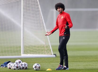 Fellaini durante la sesión de entrenamiento en Carrington (Manchester) previa al encuentro que disputarán mañana ante el Bayern de Múnich.