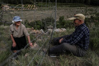 Durante más de 30 años, Juan Martín Colomer y su esposa Sinforosa Sancho han vivido solos en un pueblo en la sierra oriental de España que una vez tuvo más de 200 habitantes. En la imagen, el matrimonio bromea frente a su casa, el 24 de mayo de 2018.