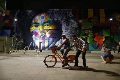 Este mural mide aproximadamente 3.000 metros cuadrados en un paseo de la ciudad cercano a la villa olímpica.