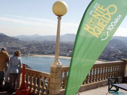 Varios ciudadanos, en la terraza del monte Igeldo.