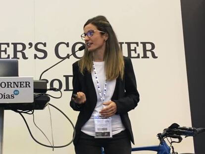 Oihana Mendizabal, de Xabet, durante su intervenci&oacute;n en el stand de &#039;Cinco D&iacute;as&#039; en la bienal de m&aacute;quina-herramienta del BEC.