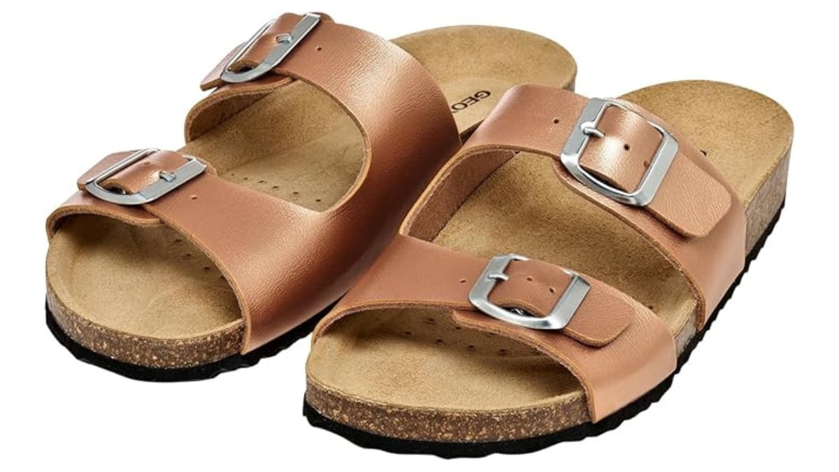 Sandalias planas con hebillas para mujer.