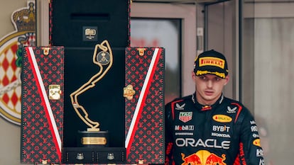 Max Verstappen, ganador del Grand Prix de F1 de Mónaco en 2023, pasa junto al baúl de Louis Vuitton que contiene el trofeo.