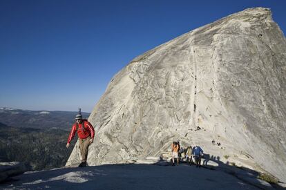 En 1903 el naturalista John Muir recorrió junto al entonces presidente de Estados Unidos, Theodore Roosevelt, el parque nacional de Yosemite (en la foto, excursionistas subiendo a la cima del Half Dome, icono del parque), declarado como tal en 1890. Durante la visita Muir le mostró la creciente degradación medioambiental que sufría la reserva, producida por la explotación de sus recursos naturales, e insistió en la necesidad de mejorar la gestión de la misma para garantizar la conservación del entorno. Incluso de elevar la figura de protección legal de estos espacios naturales. Por eso Muir está considerado el gran inspirador del National Park Service, que acaba de cumplir 100 años de historia.