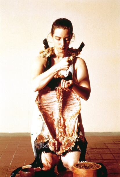 -"Meat Joy" (1964), de Carolee Schneemann

-"El peso de la culpa", (1999) , de Tania Bruguera

-"65 kg" (1995), de Zhang Huan

"Pánico genital" (1969), de Valie Export

"Transfixion" (2013), de Piotr Pavlenski