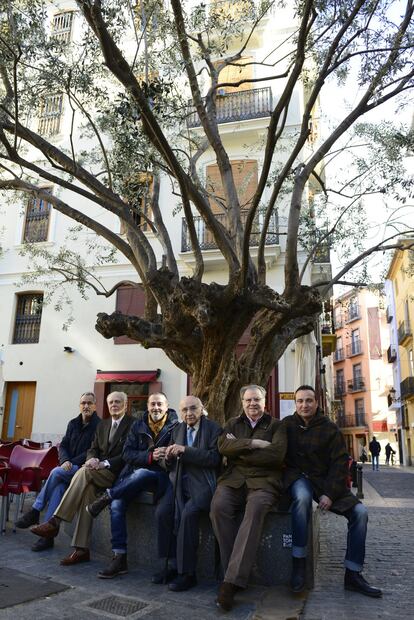 De izquierda a derecha, los poetas valencianos Antonio Cabrera, Guillermo Carnero, Vicente Gallego, Francisco Brines, Jaime Siles y Carlos Marzal, en Valencia, en un homenaje a Brines, el 15 de febrero de 2016.