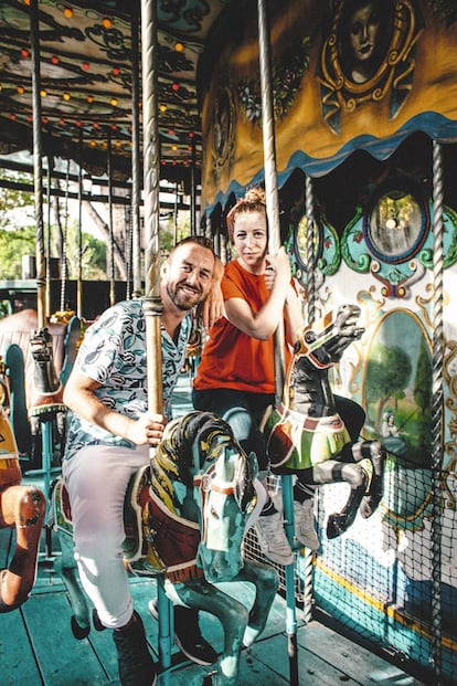 Palomero y Martínez en el icónico Tiovivo del Parque de Atracciones de Madrid. 