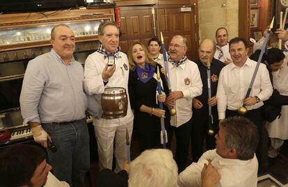 La tradición marca cenar con los amigos la víspera del 20 de enero. Gaztelubide, una de las sociedades históricas de San Sebastián, homenajeó ayer al periodista Iñaki Gabilondo. Por primera vez, en la cena oficial de la sociedad se permitió la presencia de una mujer, en este caso, la soprano Ainhoa Arteta. En la imagen, Gabilondo y Arteta, premiados en años anteriores con el Tambor de Oro, posan junto a los cocineros Pedro Subijana, que recibe este año el galardón, y Luis Irizar y Martin Berasategui, que ya cuentan con él.