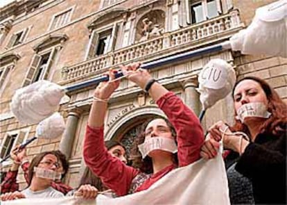 Protesta juvenil contra el PHN en la plaza de Sant Jaume