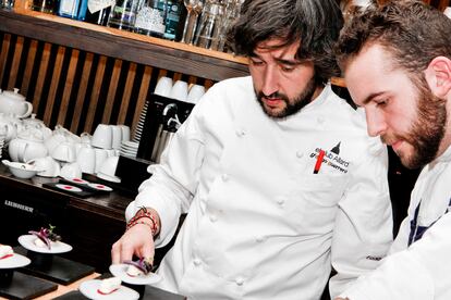 Diego Guerrero preparando uno de los platos que se sirvi en la cena de Adolfo Domnguez.