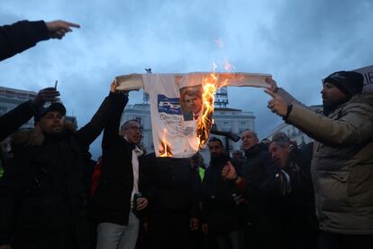 Durante la concentración, un grupo de taxistas ha quemado camisetas con la fotografía del presidente madrileño, Ángel Garrido, junto al logotipo del PP.