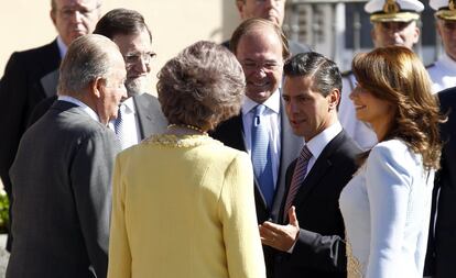 Los Reyes han recibido al presidente de México y su esposa que han accedido al Palacio en un "Rolls Royce" y don Juan Carlos y Peña Nieto se han fundido en un emotivo abrazo.