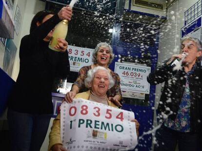 Celebración en la administración número 3 de Torrent (Valencia), donde se vendió íntegramente el primer premio de la Lotería del Niño en 2017.
