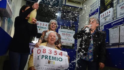 Celebración en la administración número 3 de Torrent (Valencia), donde se vendió íntegramente el primer premio de la Lotería del Niño en 2017.